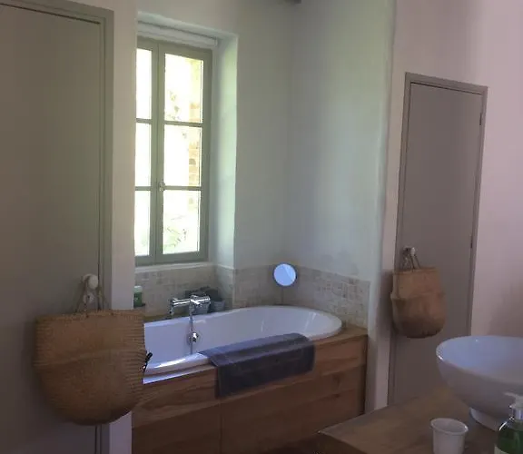 לינה וארוחת בוקר De Laval סן-סירק-להפופי